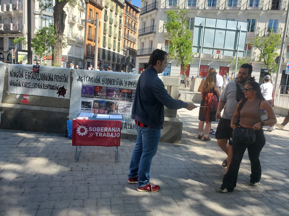 Hoy Soberanía y Trabajo hemos puesto por primera vez un puesto informativo en la plaza Tirso de Molina, en contacto con el pueblo de Madrid, para presentar nuestras propuestas políticas.