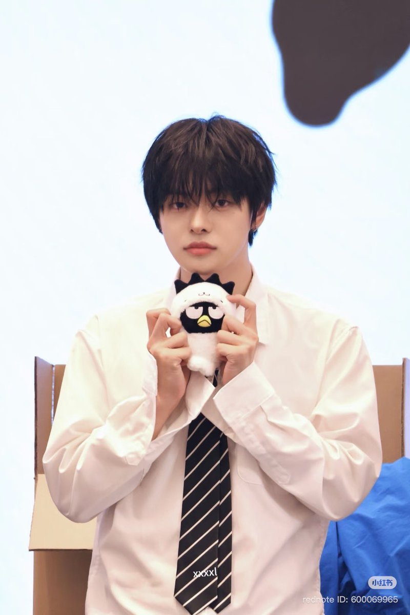 leo with badtz-hana maru🥺🤏🏻