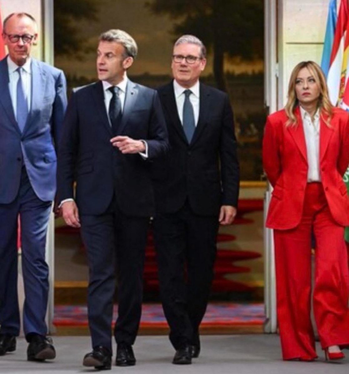 <a href="/GiorgiaMeloni/">Giorgia Meloni</a> Comunque tu vorresti,  e sottolineo vorresti fare la forte con i deboli, ma sei debole con i forti. Una foto dimostra tutta la tua inconsistenza in ambito internazionale. Dimettiti, l’Italia l’hai rovinata ⬇️