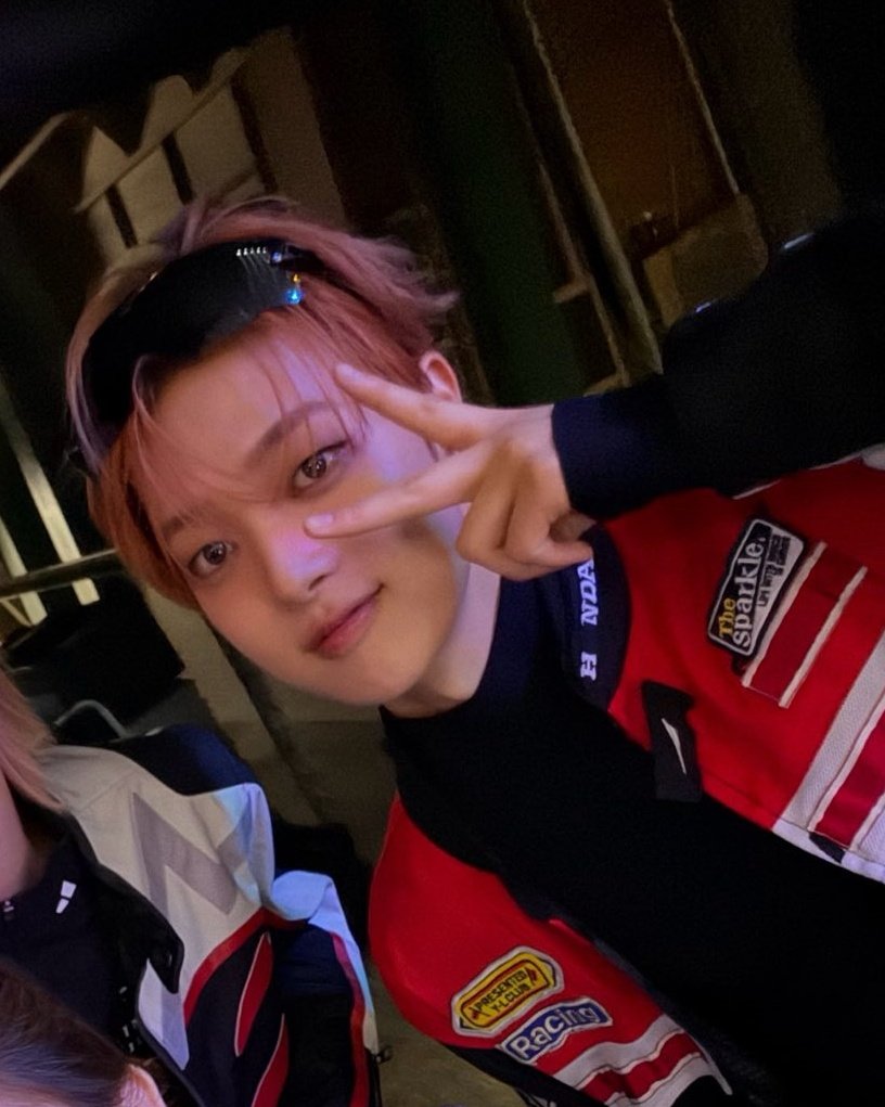 he looks sooo good with that hairstyle pls style his hair like this more often i beg 🙏🏻