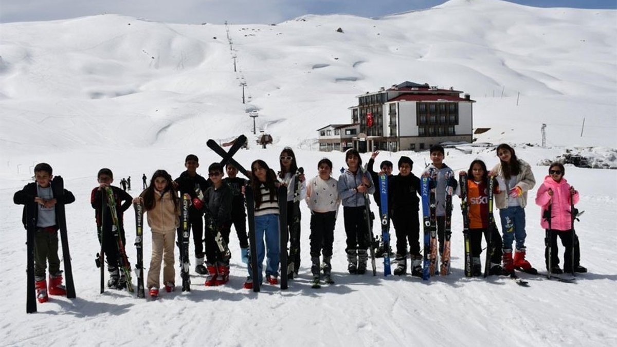 il_sesi's tweet image. Hakkari'de Nisan sonunda kayak keyfi dlvr.it/TS6P9y #Hakkari #kayak #kışsporları #MergaBütan #kayakmerkezi