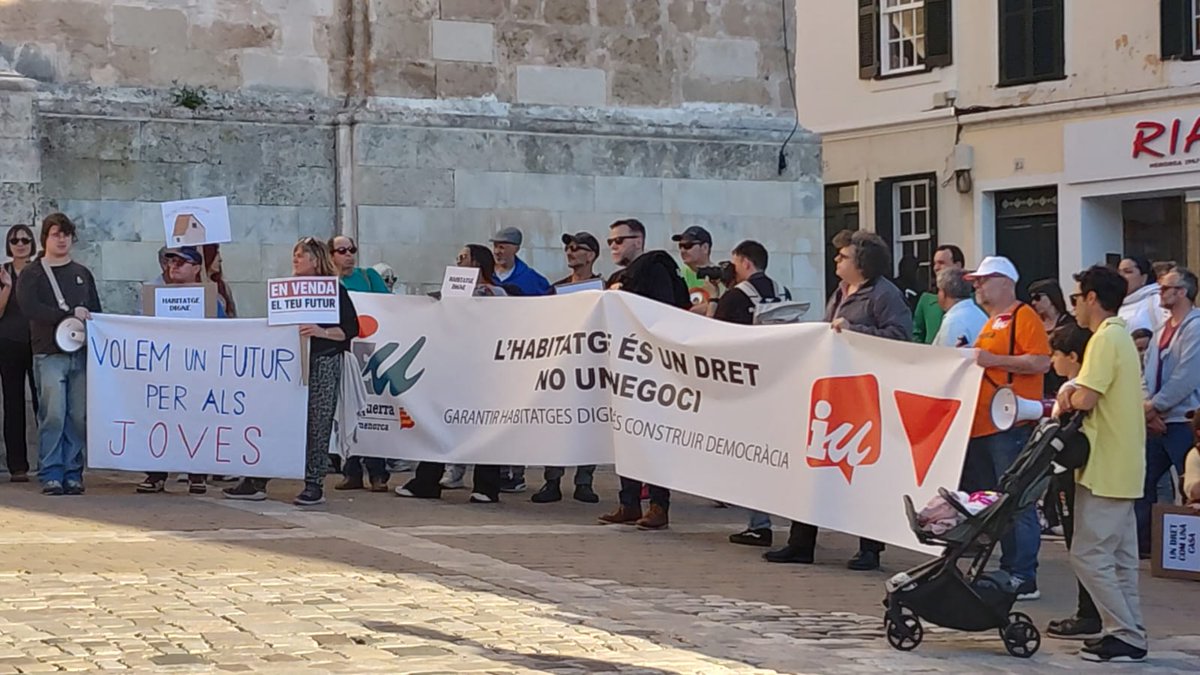 EsquerraMenorca's tweet photo. Ahir a Maó. L'habitatge és un dret, no un negoci. Garantir habitatges dignes és construir democràcia. https://t.co/nK4TjXxpQP