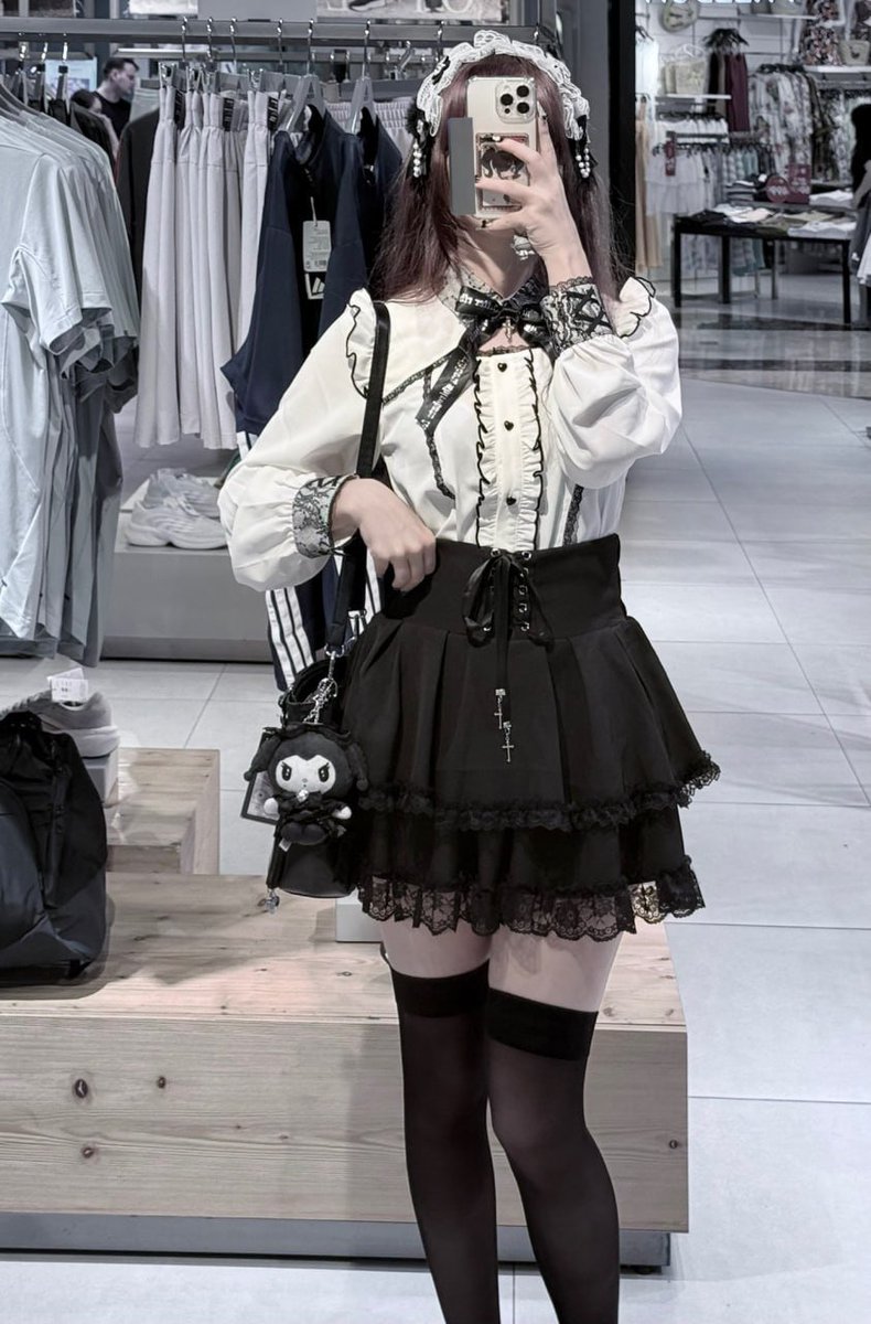 first jiraikei outfit,       \\    latest jiraikei outfit
dec 2024                                    april 2026

i think i got much better with my style :) whaddayathink
#jiraikei #jiraitwt #地雷系