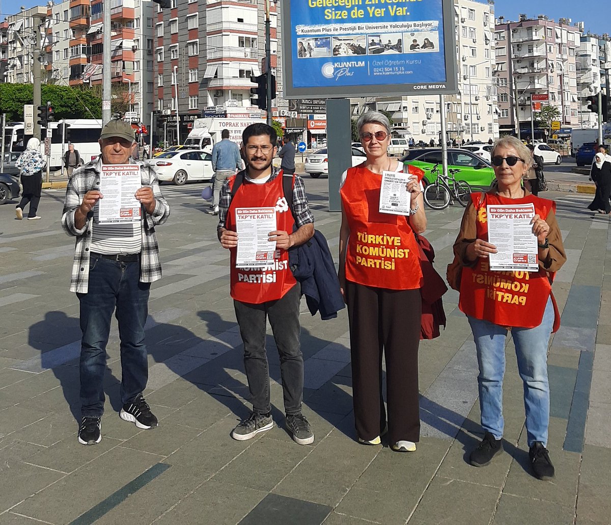 1 Mayıs çağrımız ve "TKP'ye katıl" bildirilerimizle Özdilek avm önündeydik. 

1 Mayıs'a bizimle birlikte katılmak için ulaşabilirsiniz.