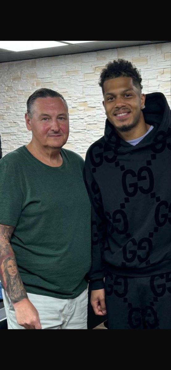 KD4Reb's tweet photo. @georgiem92x @CorkyMrC Had heard I was in recovery from cancer, through our Tattoo artist so it was arranged for me to meet him, whilst he was at the studio. He had signed a shirt for me. Top lad, great goal yesterday. https://t.co/kriwSAXHJv