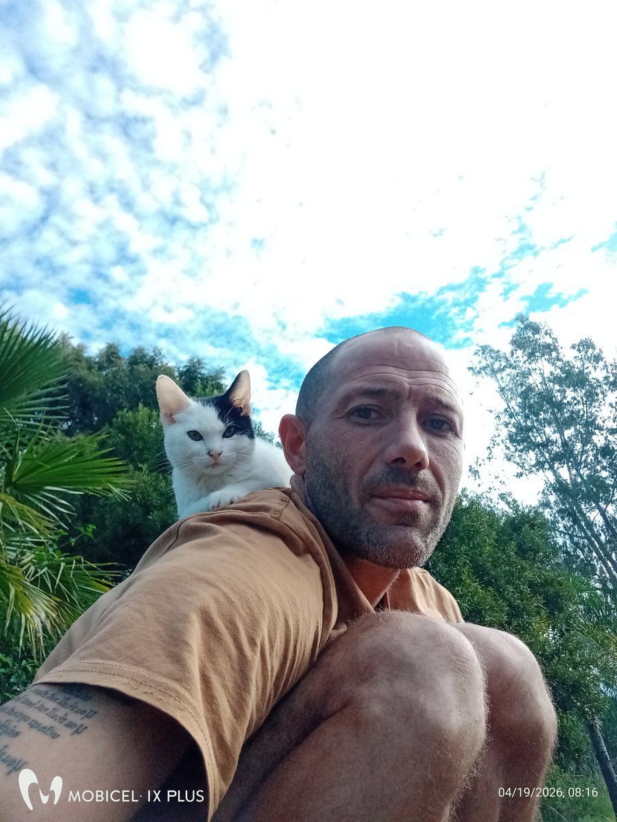ReignSum's tweet image. Wow this cat literally had a photoshoot with me. It's like our souls connected.
#amazing #nature #cat #whisperer #Photography101 #soul #sign #dope #photooftheday #music #fashion #photo #musiciansmentality