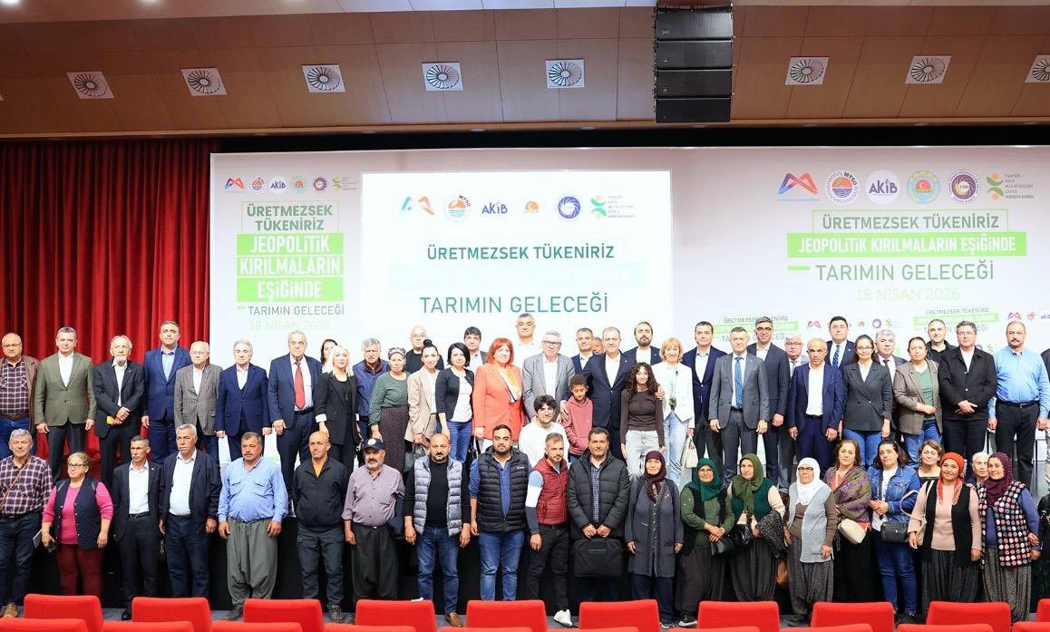 Üretmezsek Tükeniriz toplantısı büyük ilgiyle izlendi

Mersin’de 2019 yılından bu yana yapılan “Üretmezsek Tükeniriz” toplantı serisinde bu yıl “Jeopolitik Kırılmaların Eşiğinde/ Tarımın Geleceği”ni konuştuk. Toplantının açılışında Mersin Büyükşehir Belediye Başkanı Vahap Seçer