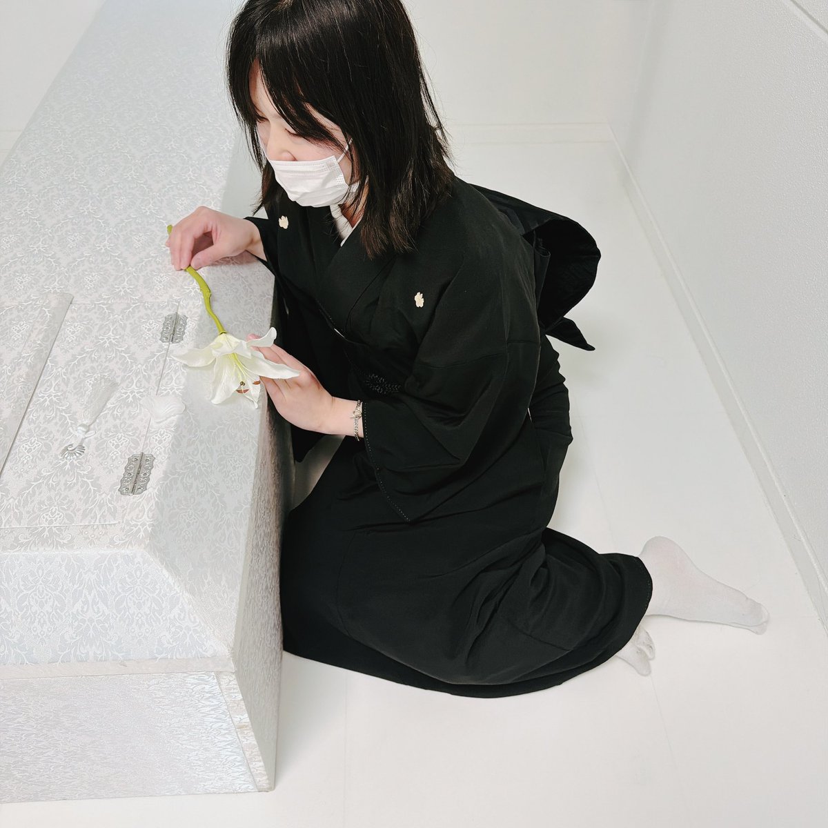 shitailab's tweet photo. 弔問客役もあったので、お着物の喪服を着た結樹くん。 https://t.co/zq0IJAxKqs