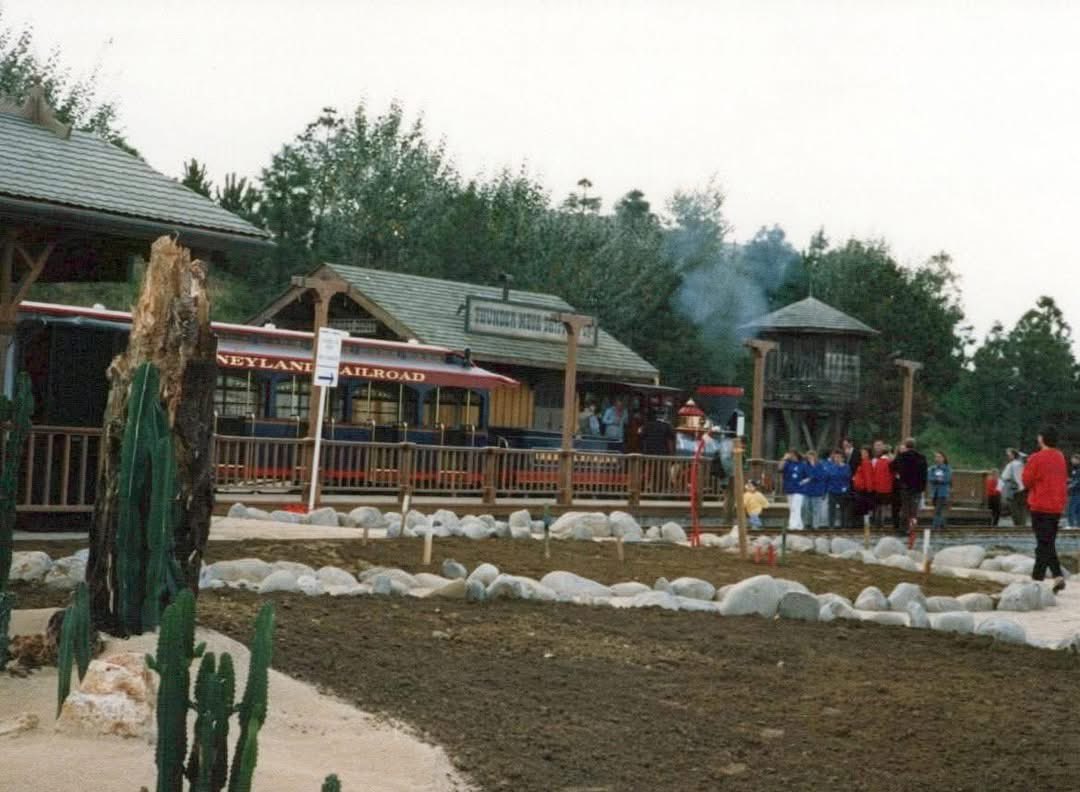 La toute première attraction de Disneyland Paris à avoir été mise en fonction est le Euro Disneyland Railroad, le 12 octobre 1991 à l'occasion de la journée presse "Rendez-vous au Château" lors de laquelle le Château de la Belle au Bois Dormant fut dévoilé pour la première fois.