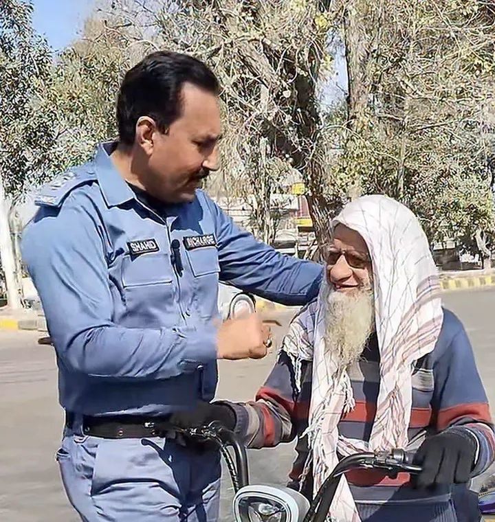 BUTT_566's tweet photo. ایک پولیس والے نے ہیلمٹ نہ پہننے پر ایک بابا جی کو روکا۔
بابا جی نے سادگی سے کہا: "بیٹا، میں غریب ہوں، ہیلمٹ نہیں لے سکا  پولیس والے نے نہ ڈانٹا، نہ چالان کیا۔
بس پیار سے کہا: بابا جیںآپ کی جان قیمتی ہے، ہیلمٹ ضرور پہنا کریں۔ آج بابا جی اسی راستے سے دوبارہ گزرے
اس بار ان کے سر پر ہیلمٹ تھا   یہی ہے اصل انسانیت۔
یہی ہے اصل خدمت۔