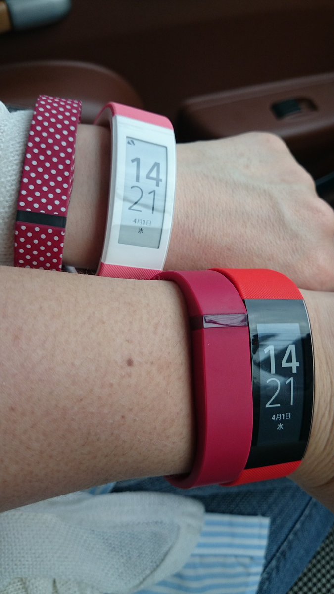 CTHRAG_YASKA's tweet image. そうなんですね。

右手に #Fitbit inspireで、左手に #AppleWatch6 つけてます。
24時間身につけているのはFitbitなので、昔のSONYのこんなのがsuica対応だと、飛びつくのですけどね。

#SWR30
#元wena使い