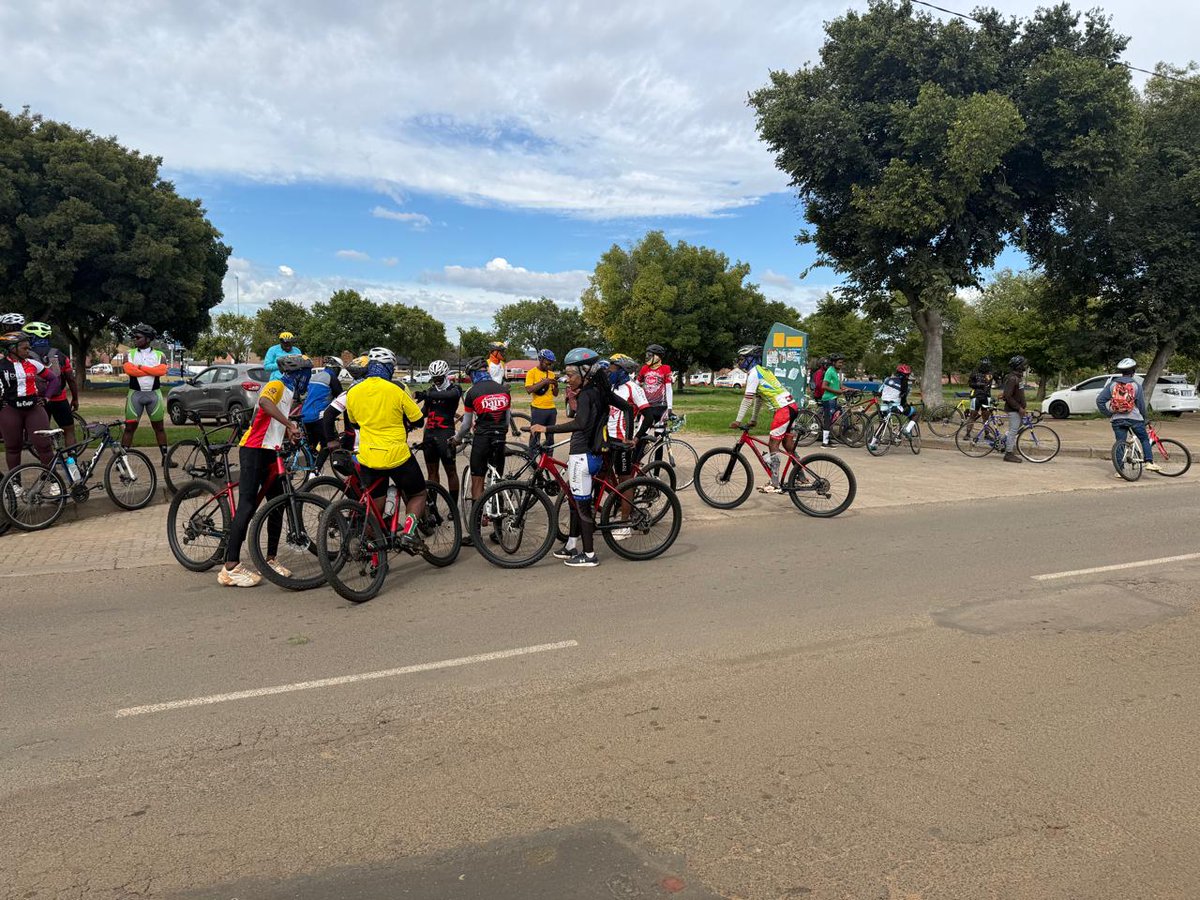 CoJTransport's tweet photo. Cyclists paid Tributes highlighted  Sanele Mhlungu, a passionate  cyclist, coach, and bike mechanic from Soweto hardworking nature and his role as a pillar in the community.  A memorial rides was held today as a remembrance of his contribution. #JoburgTransport #SafeCyclingRide https://t.co/kly4yqEFjK