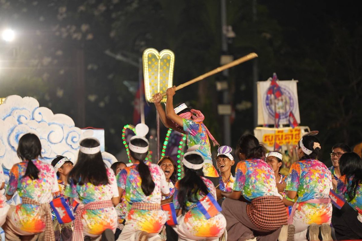 phnompenhpost's tweet photo. Nokor Sangkranta Parade showcases vibrancy of Khmer cultural traditions 

The lively second “Nokor Sangkranta” parade staged on the afternoon of April 18, along the Chaktomuk riverside promenade, from the night market to Wat Ounalom. The event attracted large crowds of youth, artists and the wider public.

Themed “Sondhikar” (connection), the parade featured rich displays of Khmer culture and arts, highlighting the spirit of unity and the bonds of the extended Khmer family during the traditional Khmer New Year.

The event forms part of the wider “Nokor Sangkranta” celebrations, taking place in Phnom Penh from April 14 to 19.

In addition to the parade, participants enjoyed extended traditional New Year festivities beyond the usual three-day celebrations. Games included Angkunh (seed throwing), Leak Kanseng (scarf-hiding), kite-catching and tug of war, as well as traditional dance performances, contributing to a lively atmosphere and strengthening community unity throughout the celebrations.
Photo: Hong Menea
More: https://t.co/YlgB5YbxaM