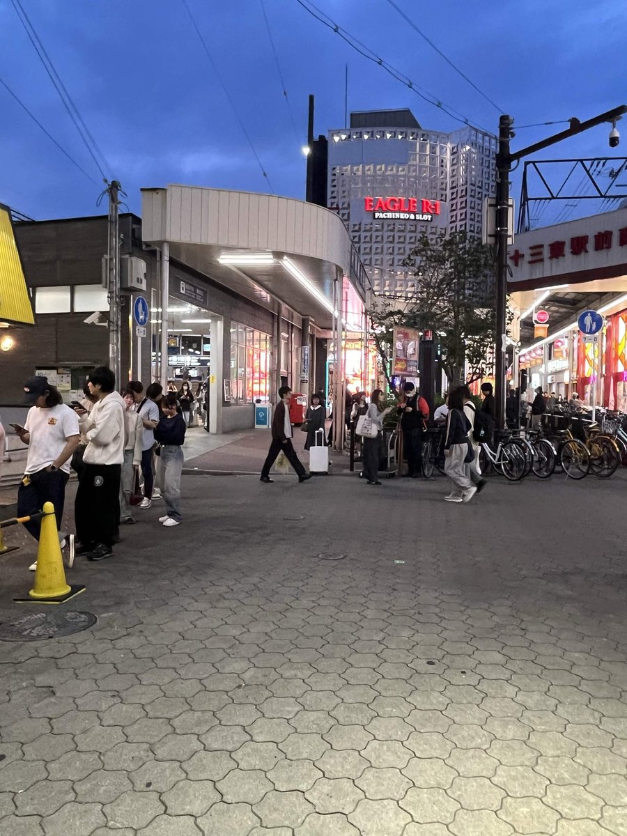 阪急十三駅東口を降りてすぐのこちらのKFCあたりで集合しています！
19:15には出発する予定です！