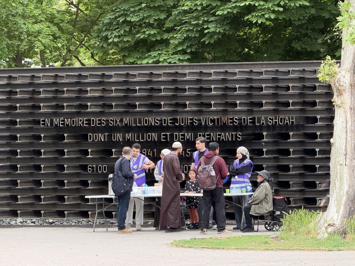 Meunier_Ph's tweet image. #Lyon Cette distribution, organisée devant le monument en mémoire du #génocide des six millions de #juifs, à l’endroit où les gerbes sont déposées, alors que d’autres lieux sont disponibles, relève t’elle de l’irrespect, de l’ignorance, de la provocation…?