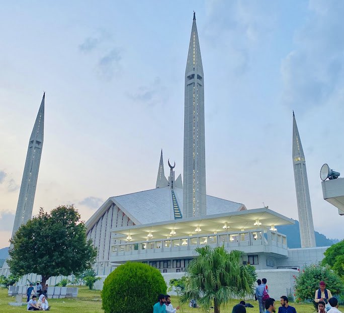 BarristerFaiza's tweet image. An #American advance security team has arrived in #Islamabad and is now at their embassy inside the diplomatic enclave ahead of #IranUS second round of talks, a diplomatic source says. No official word.