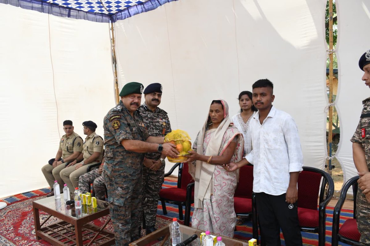 GCRAIPUR's tweet photo. On #MartyrdomDay,heartfelt tribute paid to Shaheed CT/GD Devendra Kumar at his native place,Dhobiguda, Bastar(CG).Sh.Manas Ranjan,DIG along with senior officers of CRPF &amp; State Police and family members,honored the brave son of the soil.🇮🇳Nation First. 
@crpfindia https://t.co/xqYd9GVKHl