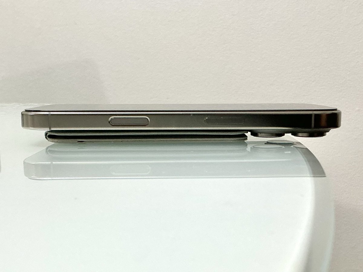 Rydeen's tweet image. 気分で定期的に変動しているiPhone 16 Pro のケース、裸運用＋MOFT 七変化スタンドの組み合わせでしばらく行ってみることにした。
普通に置いてみた時にカメラが触れないので、実質ケース運用と一緒（落としたらアウトはアウト）。 #MOFT