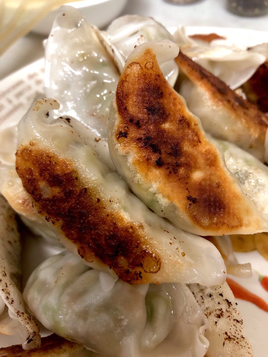 冷凍の餃子を焼く夜