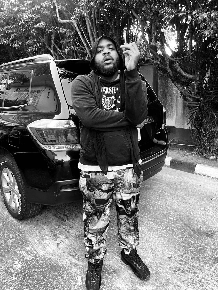manlikeaife's tweet photo. 2 hoes in your hotel, 4 hoes in your trap.. pssh, bare scary.. https://t.co/CnOgTnEF66