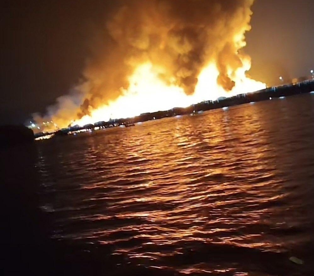 nanana365media's tweet image. 🔴MALAYSIA🇲🇾| #Disaster : a major fire that broke out overnight ravaged approximately 200 houses in the stilt village of #Kampung_Bahagia in Sandakan, Sabah state, on Sunday, April 19. Hundreds of people were displaced, and all their belongings were destroyed. No deaths reported.