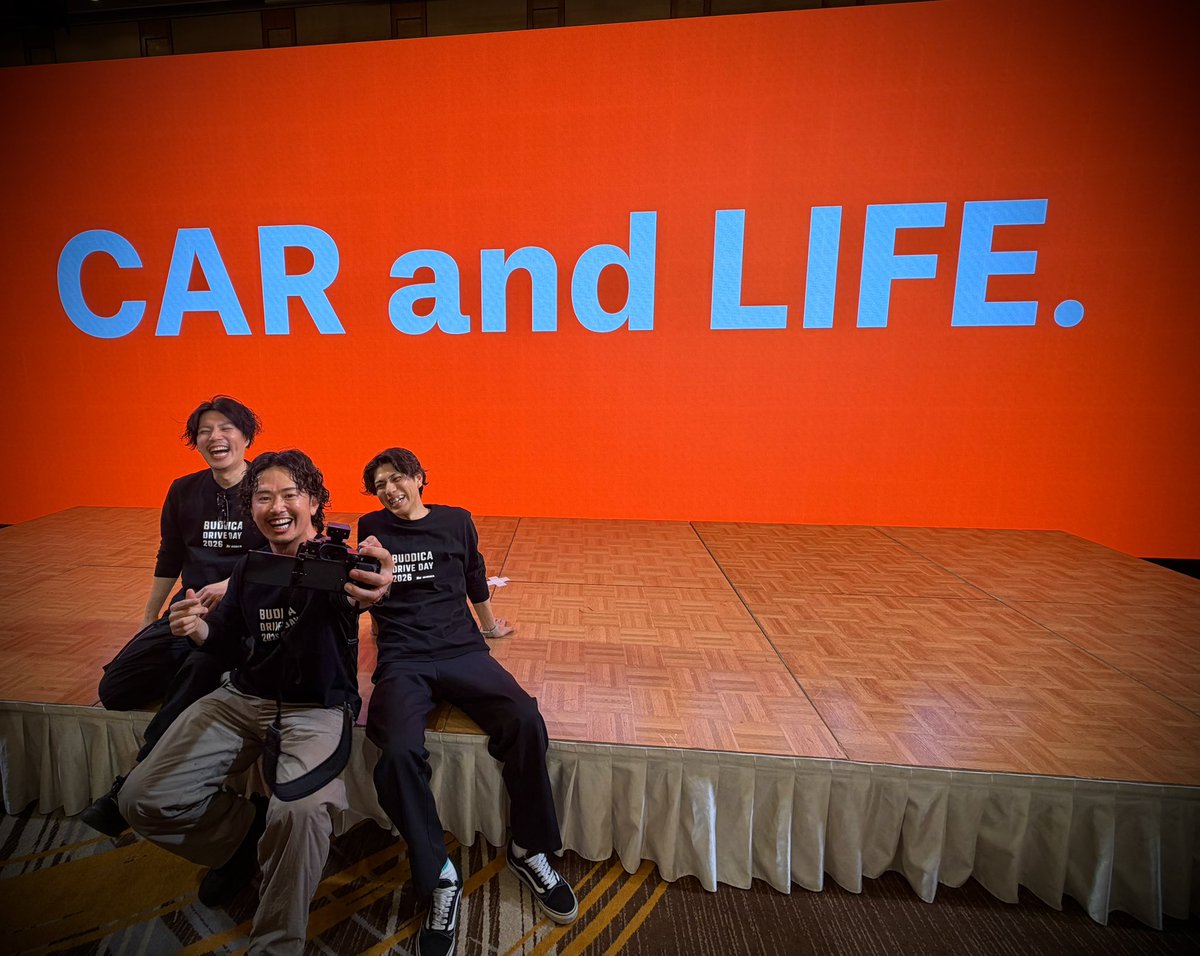 saku_h's tweet photo. BUDDICA DRIVE MAP 2026

付き人になりたてで参加させて頂いた全社集会から、ちょうど1年。2回目の参加。

右も左も分からなかった去年とは違い、
一緒に走り続けたこの1年を胸に立った今回の景色は、まるで別物だった。

2026年のテーマは
“DRIVE MAP”（ドライブ＝推進）

熱気も、基準も、人も
すべてが別次元。

優作さんやメンバーが積み重ねてきた1日1日の重みを考えれば、当然かもしれない。

1人ひとりの成長が、会社の成長になる。
それを“可視化させられる場所”だった。

楽しい時間だけを共にするのが仲間ではない。

誰が何を言わずとも、
控え室に自然に創業メンバーが集まり
当初の悔しさや苦労を分かち合い、みんなで涙ぐむ姿を見て、熱くならずにはいられなかった。

これがホンモノの組織であり、仲間なんだなと。