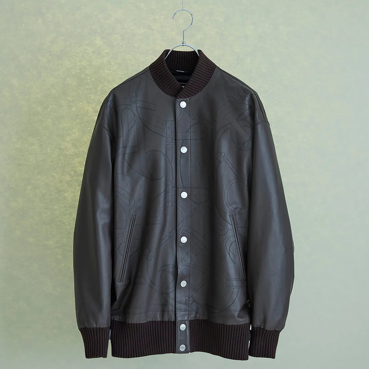 GQJAPAN's tweet image. 上質な素材と卓越したクラフトマンシップをベースに展開する #エルメス。今春は機能性とラグジュアリーを静かに融合させたアウターを提案する。
gqjapan.visitlink.me/TPNHdS

#HERMES