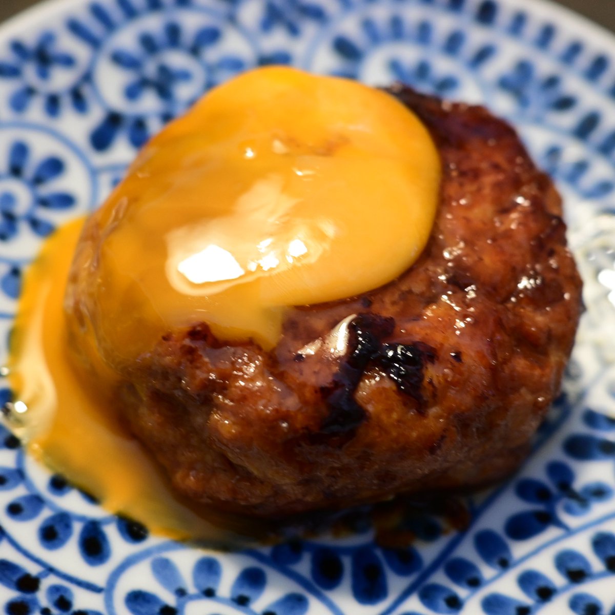 今日は久しぶりに　鶏つくねを焼きました
こういう　手順さえ踏めば美味しくできる料理が得意です😅
黄身が　意図した方向と違う向きに流れましたが

合わせたのは　横山五十純米大吟醸　愛山です