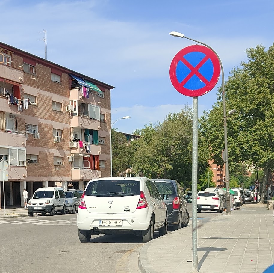 jomateix_jo's tweet image. Vist ahir a la cruïlla del carrer Pius XII i Cardenal Cisneros de Lleida. La ètnia aparca on li dona la gana, traient tota la visibilitat a la cruïlla però, curiosament, mai cap multa i encara menys retirada per la grua...
@gUrbanaLleida