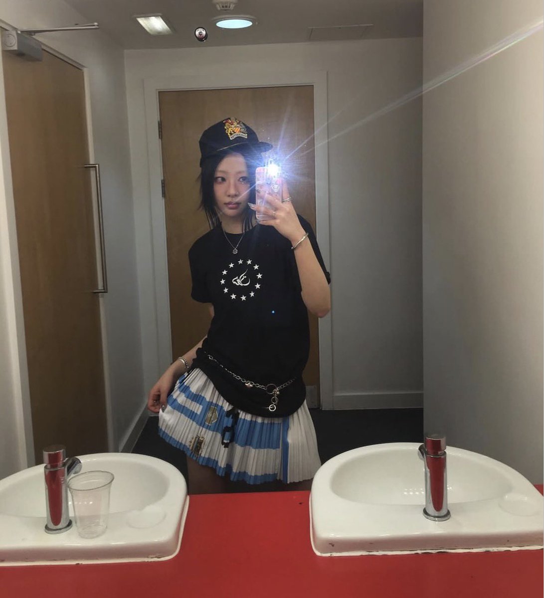 YVES_BRASIL's tweet image. 🍎 Atualização da Yves em seu Instagram (@/yvesntual).

“Manchester sabe como festejar”

(1/5)

#YVES #이브 #NAIL @Yves___official