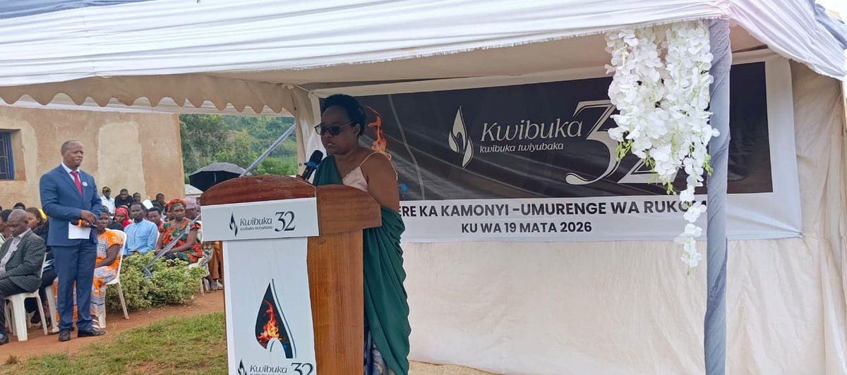 Nana_Naomi_I_M's tweet photo. #Kwibuka32: Aka kanya mu murenge wa #Rukoma @Kamonyi, ahahoze ari komine #Taba, mu gihe cya Jenoside hayoborwaga na Burugumesitiri #Akayesu, umwe mu bahamijwe icyaha cya Jenoside yakorewe Abatutsi n'urukiko mpanabyaha ku byaha bya Jenoside rwa Arusha. Hari kubera igikorwa cyo #Kwibuka32
Ni igikorwa kiri kubera mu kagari ka #Remera, hamwe muhiciwe benshi mu batutsi bishwe mu murenge wa Rukoma, bajugunywa mu birombe bya #Cyatenga byacukurwagamo amabuye y'agaciro, ahamaze gushyira indabo mu rwego rwo kubunamira💐
Hari no kwibukwa kandi abazize Jenoside biciwe mu yahoze ari komine Taba bakajugunywa mu byobo byari bihari, nyuma ya Jenoside bagashyingurwa mu Kiryamo cy'inzovu, bakaza kuhakurwa bagashyingurwa mu cyubahiro mu rwibutso rwa #Kamonyi ruri mu Kibuza muri @Gacurabwenge, haribukwa n'abajyanwe muri #Nyabarongo n'abandi benshi bicirwa mu mayira kuri za bariyeri zitandukanye bahunga.
#Never_again
#TWIBUKE_TWIYUBAKA
@RwandaSouth
@paxpressrwanda
@Ibuka_Rwanda
@Avega_Agahozo_
@Unity_MemoryRw
@RwandaLocalGov