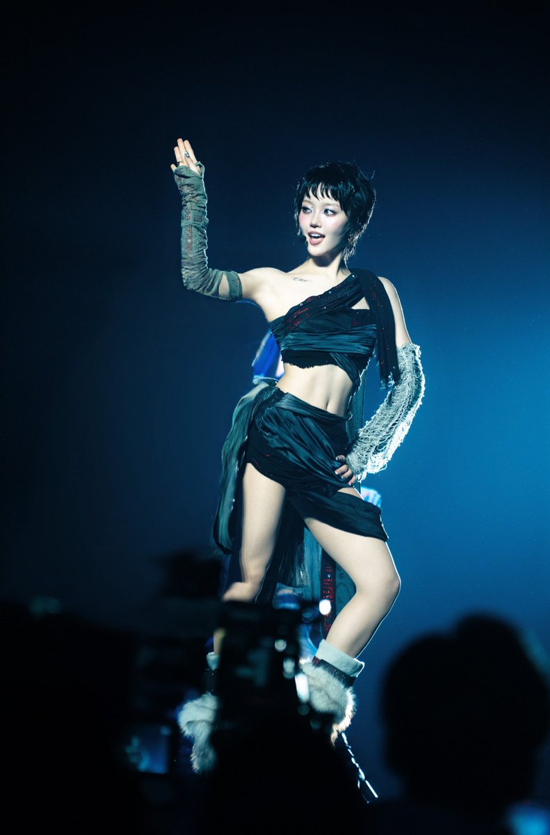 HER ABS HER ARMS 😩😩😩