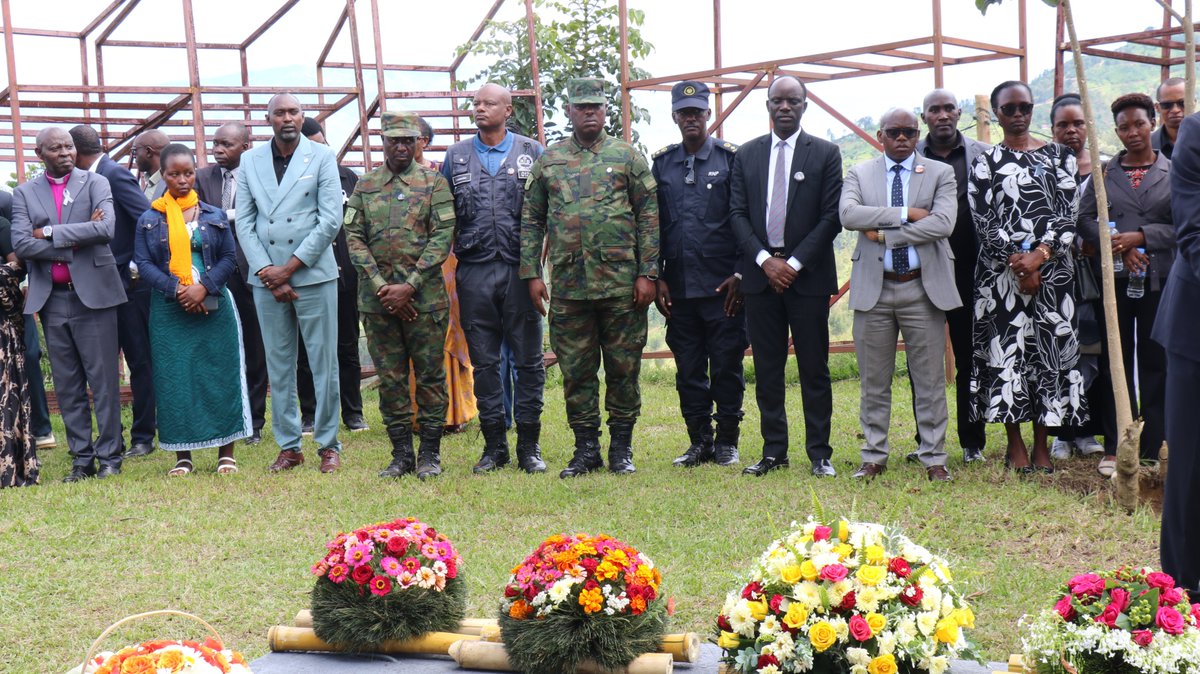 Guverineri Ntibitura Jean Bosco ari kumwe n'Abayobozi banyuranye ...