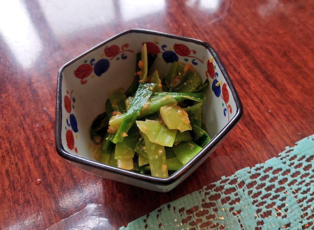 今日は草ばかり食べてます。

#これそこらへんで採取しました

菜の花だけは放置した家庭菜園の成れの果てだけど…