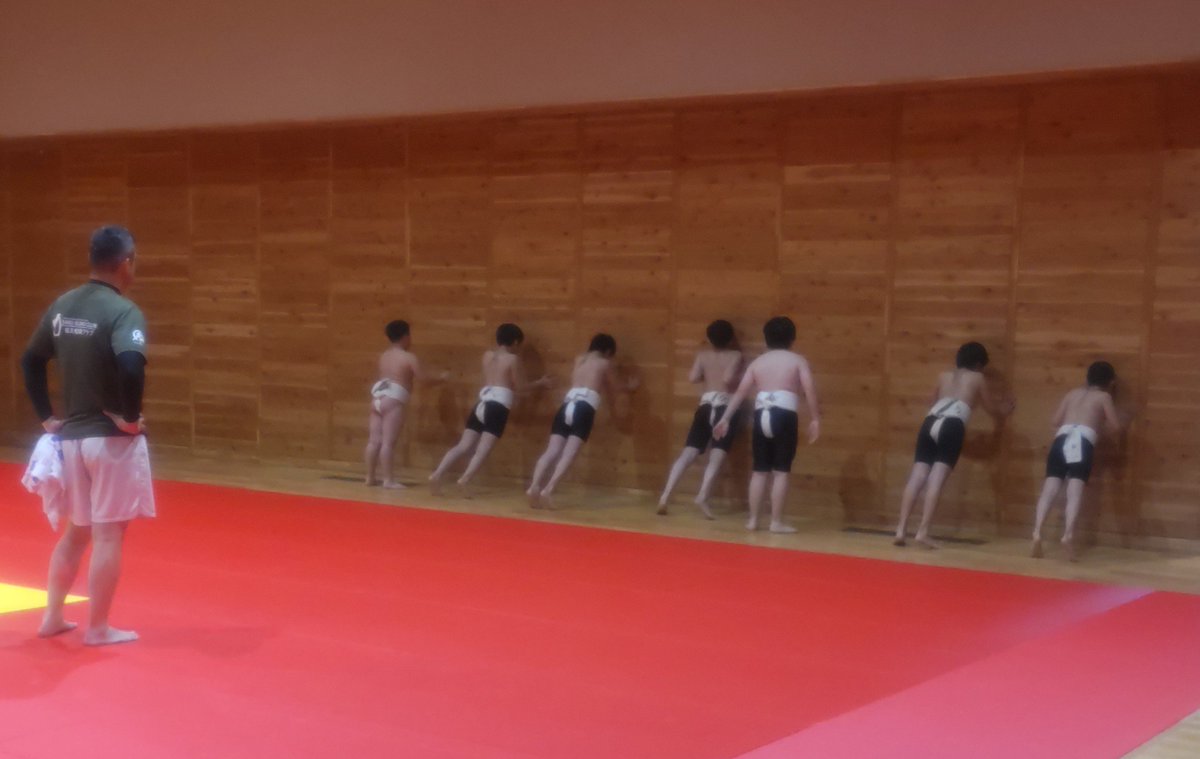 sakusumoclub's tweet photo. 4月26日の　#木曽大会　を皮切りに、立て続けの大会。
今日は大会前の稽古で、出場メンバーは気合い十分。
先生の指導にも自然とチカラが入ってます。
壁腕立てから123ジャンプはみんな苦手なんだよね。
次回の稽古は5月10日、15時から
　#県立武道館　で。見学だけでも大歓迎‼️
#佐久相撲クラブ https://t.co/2LfVytCINq