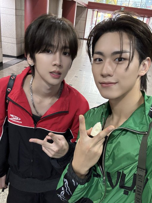 아ㅈㄴ웃겨    성일예찬...   그리고 오늘 성모생일까지   똑같은브이 사이에빵쪼가리 껴잇는셀카  올린거X발  박석준  너 어디서부터계획한거냐사이코패스같애