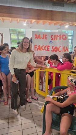 Questionedistile - #Senzacategoria #Quadarella La Quadarella che fa sognare (a Sassuolo). E domani i brividi alla Ferrari: Stavolta il bagno è solo di folla per Simona Quadarella, che si gode il post Riccione trasmettendo tutta la sua passione per il… questionedistile.gazzetta.it/2026/04/19/la-…