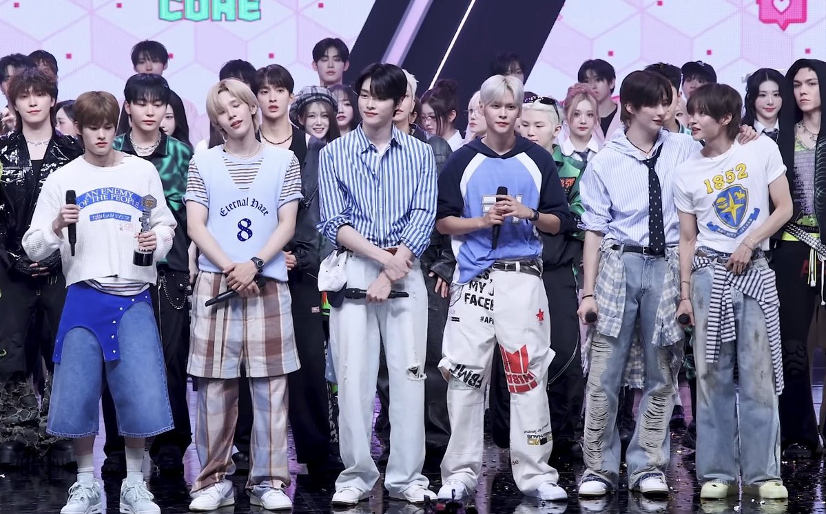 BitterHazel tweet media