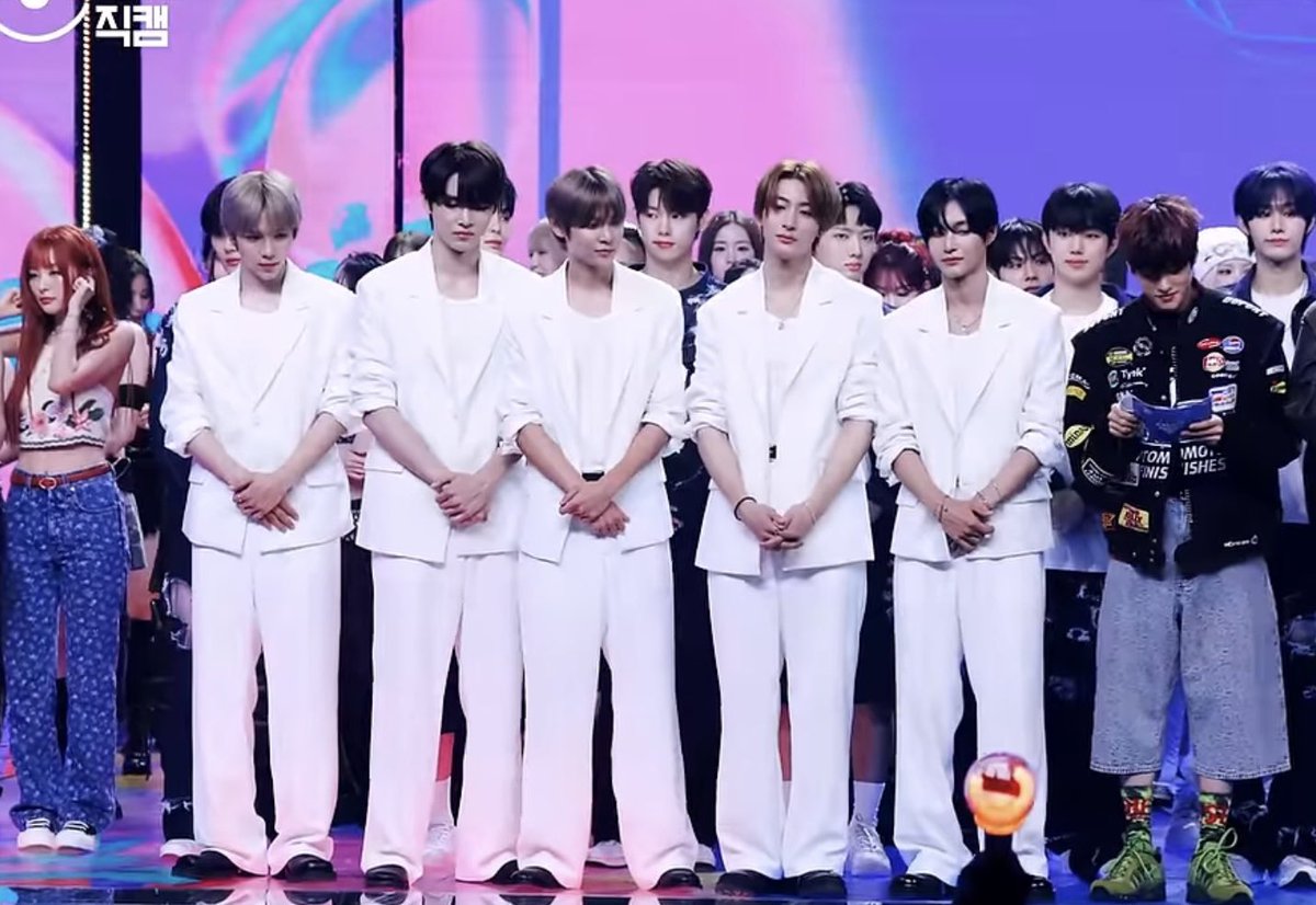 BitterHazel tweet media