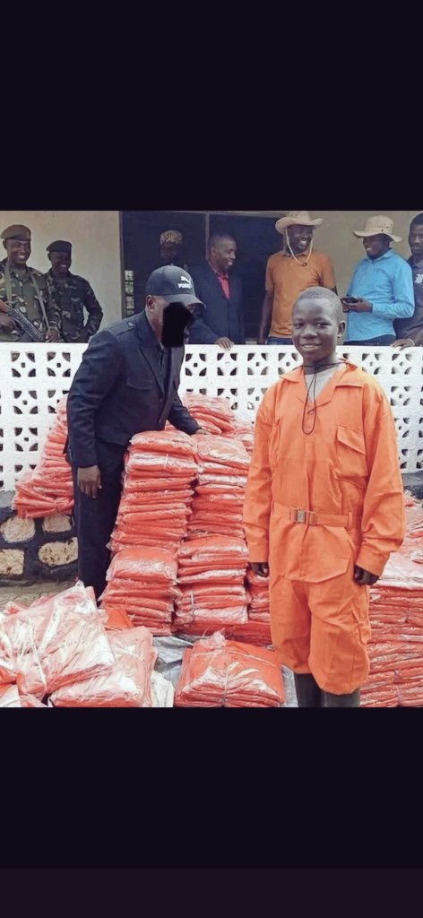 GeorgesKisando's tweet image. #SudKivu:  Des éléments des VDP Wazalendo ont reçu des salopettes orange servant d’uniformes. Toutefois, les bénéficiaires appellent à l’ouverture d’enquêtes sur l’utilisation des fonds alloués à leur habillement, évoquant un probable détournement.

Ils accusent notamment le