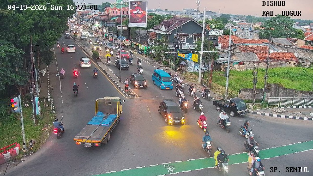 Selamat Sore, kondisi arus lalu lintas di Simpang Sentul terpantau antrian panjang dari arah Bogor dan Exit Tol