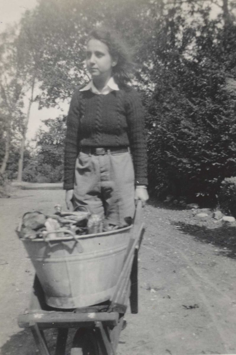 TomFromKatowice's tweet image. My name is Doris Ruth Knorringa✡️🇩🇪, a girl from Amsterdam, born on April 1️⃣9️⃣, 1923 in Eisenach.
I was murdered by #Germans in their #Death camp #Auschwitz on Feb.19, 1943 at the age of 1️⃣9️⃣ only because I was a #Jewess.
Please, #NeverForget me!
#NeverAgain 
#genocide 
#WWII