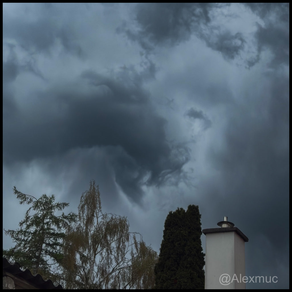 weissblauemacht's tweet image. Irgendwas im Endboss-Modus braut sich da zusammen. 🍄💀 Sieht aus, als hätte der Waldgeist die Cloud übernommen.
#SkyWatcher #Mood #DarkAesthetic