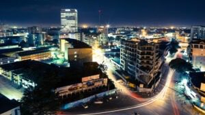 michombero's tweet image. #RDC 🇨🇩 : avec un PIB estimé à 123 milliards $, Kinshasa dépasse Addis-Abeba et devient la 5ᵉ économie d’Afrique subsaharienne en 2026

La RDC pourrait franchir un cap historique en 2026 en devançant l’Éthiopie pour devenir la cinquième économie d’Afrique subsaharienne, selon
