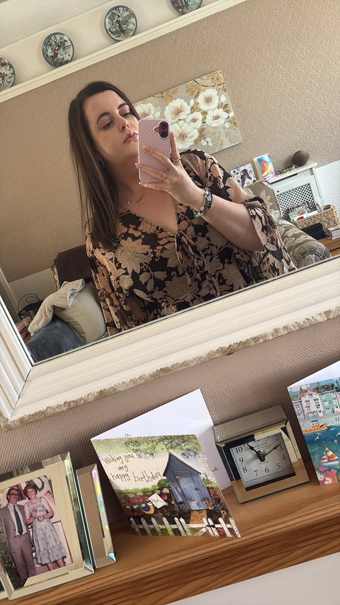 ACNHCarrie's tweet image. Happy Sunday, I start my new job tomorrow eeek 🤭
Super excited but also a bit nervous 😬 
Hope everyone has a lush day 🙂
#sunday #newjob #weekend #mirrorselfies