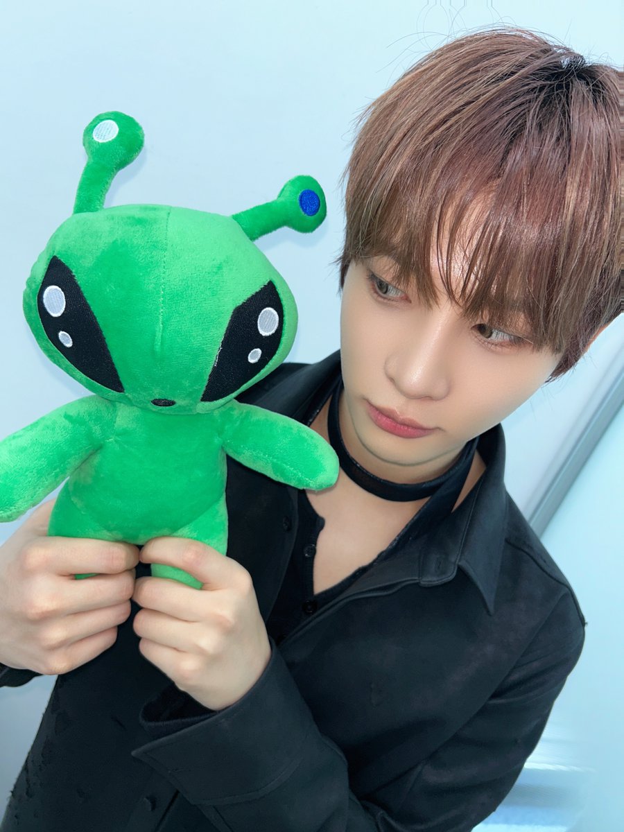 [#HYUNBIN]
🧡🙃🌻👽
#POW #파우 #현빈