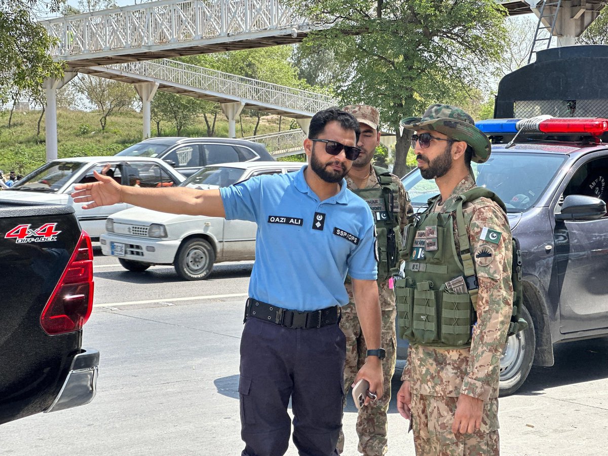 ICT_Police's tweet image. ایس ایس پی آپریشنز اسلام آباد قاضی علی رضا  نے  شہر کے مختلف ڈیوٹی پوائنٹس پر سکیورٹی انتظامات کا جائزہ لیا اور ڈیوٹی پر مامور افسران کو الرٹ رہنے کی ہدایات جاری کیں۔

#WeRIslamabadPolice #Islamabad #OPS #ICTP