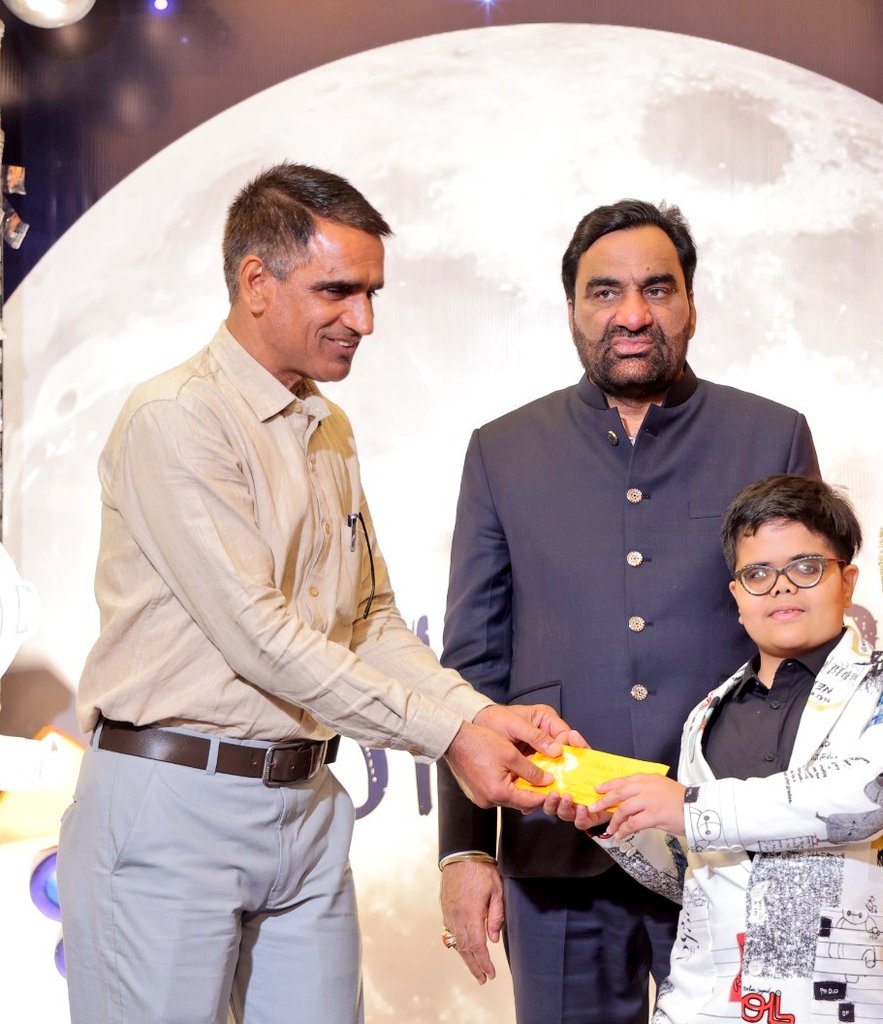 CJsingh_'s tweet image. हनुमान बेनीवाल जी के निजी सचिव गुरुजी @Rpchoudhary1721  जी को वरिष्ठ अध्यापक से व्याख्याता ( भूगोल ) बनने पर हार्दिक बधाई एवं शुभकामनाएं🎉 
#TeamHB #Rlpitcell @RLPINDIAorg