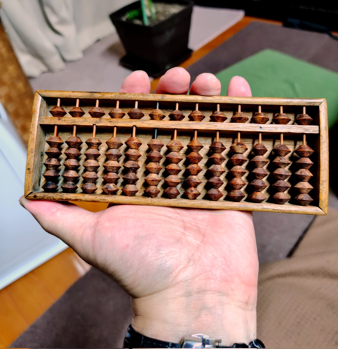 蔵の片付けで、古い小さな そろばん が見つかって、実は気に入ってる🤭
玉の数が多いのは??
数十年ぶりに使ってみたけど、1から10までしか、足し算できない🥴

最近また、そろばん教室が人気と言うニュースをみた。