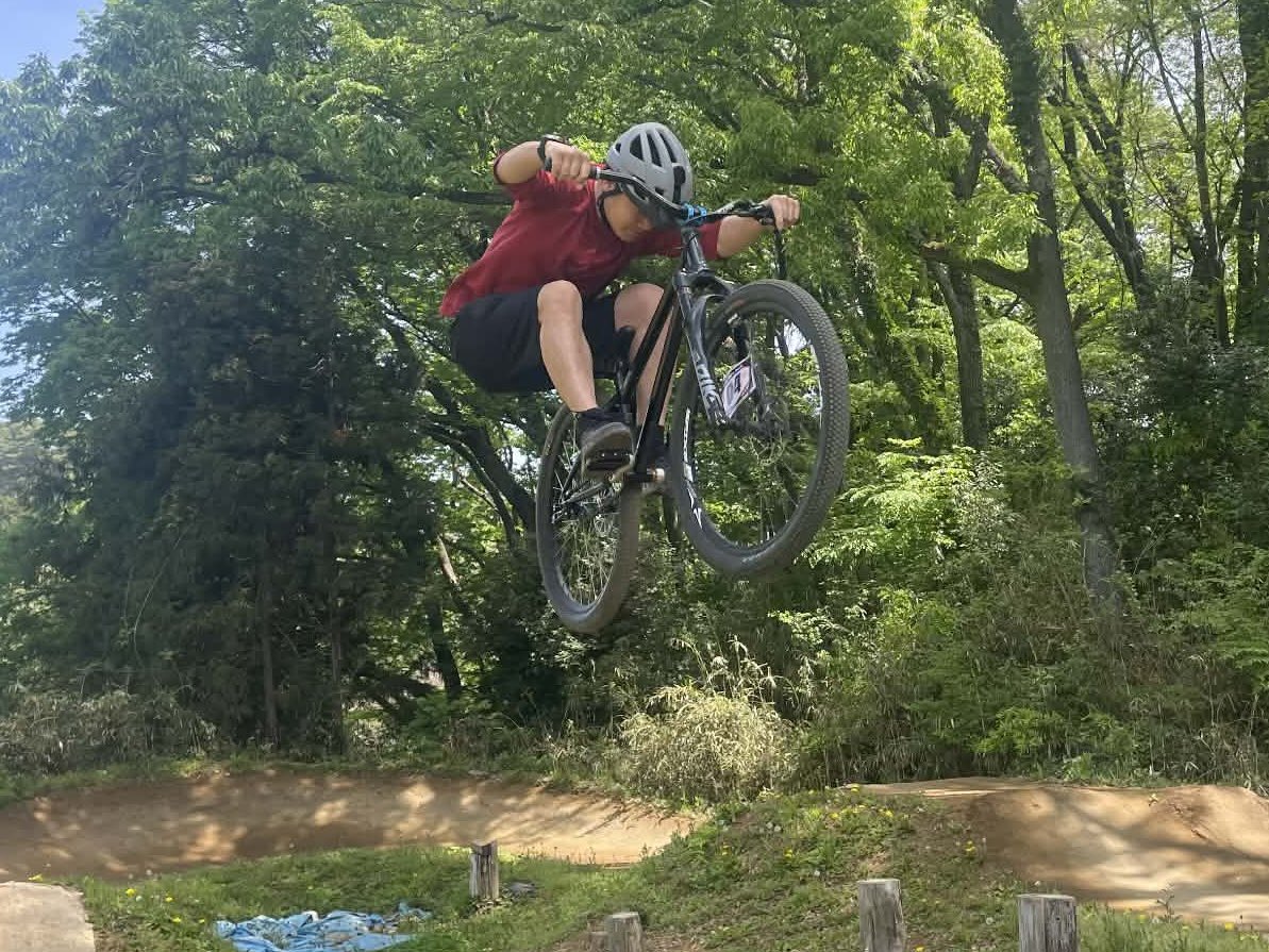 sbpmtb_official's tweet image. 4/19(日)の写真です！
facebook.com/share/p/1BKNn2…

今日も初夏を感じさせるような陽気の中、皆さま元気にナイスライドでした☀️

次回営業日は4/21(火)です。
皆さまのご来場お待ちしてます。
#スマイルバイクパーク
#mtb